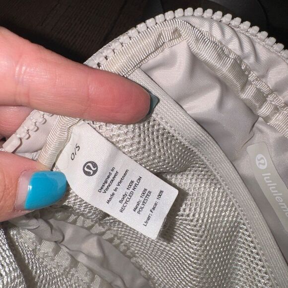 Lululemon Everywhere Belt Bag 1L
White Opal - Picture 3 of 16
